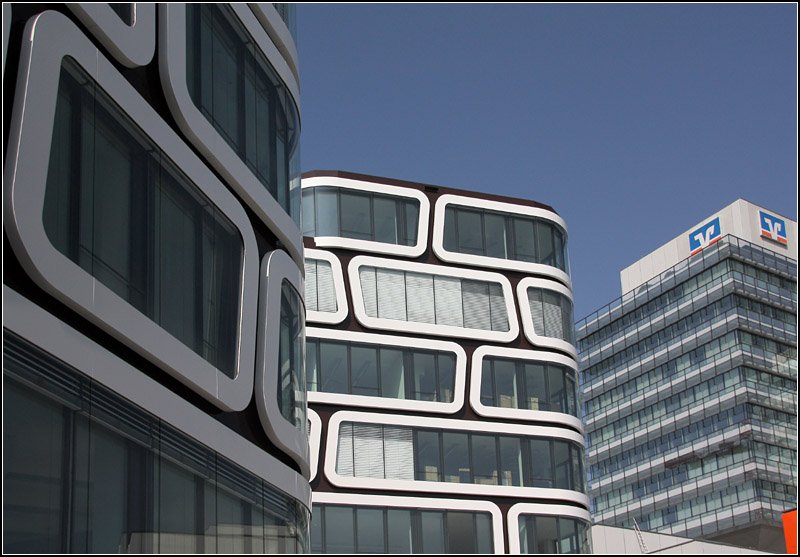 Ein Neubau an der Heilbronner Strae, mit einer sehr eigenwilligen Fassadengestalung, die mich nicht berzeugen kann. Rechts das GENO-Hochhaus. 10.04.2009 (Matthias)