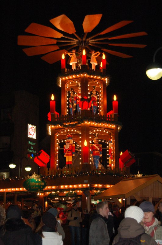 Ein nostalgisch anmutender Stand in Form einer Weihnachtspyramide auf dem Bochumer Weihnachtsmarkt.