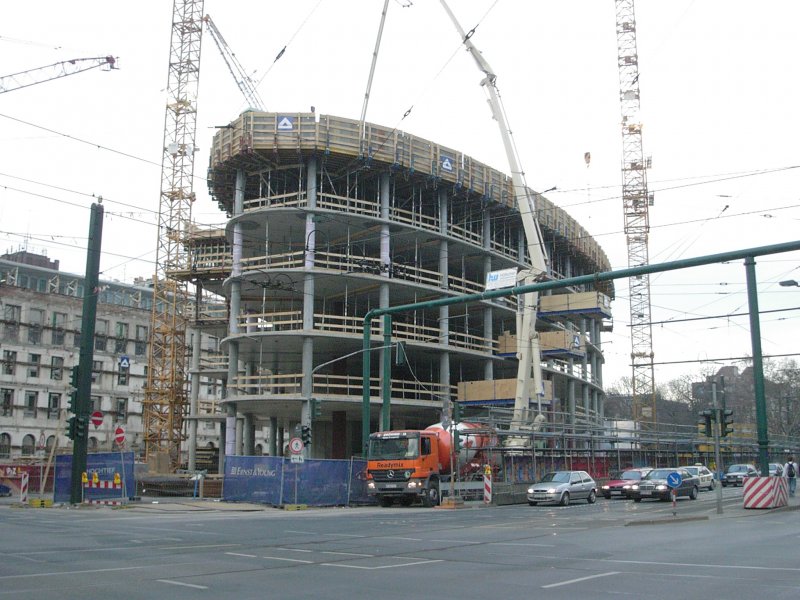 Ein ovaler Betonrohbau an der westlichen Graf-Adolf-Strae in Dsseldorf am 04.03.2004.