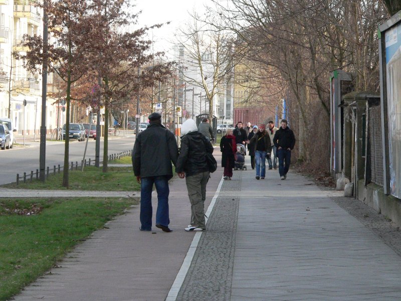 Ein Pldoyer zweier Fugnger gegen Radwege an kaum befahrenen Straen. Ordnungswidrig seitens eines Radfahrers wre es, auf den Fuweg auszuweichen. Auf der Fahrbahn ist man als Radler hier besser aufgehoben. Leider fhren solche Radwege dazu, dass manch autofahrender Zeitgenosse sich provoziert fhlt und hupt oder besonders nah berholt. Benutzt werden muss dieser Radweg indes nicht, er hat kein blaues Radwegschild. Gehupt werden darf in der Stadt generell nicht, auer in Gefahrensituationen. Alt Stralau, 17.2.2007