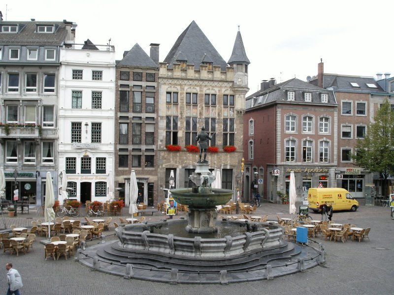 Ein Platz mit Brunnen in Aachen, 20.09.2004.