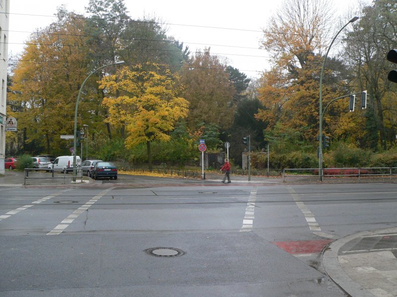 Ein Schelm, der Bses denkt. Als Radfahrer sieht man rechts eine Markierung, der man wohl folgen darf. Man wird auf einen nicht benutzungspflichtigen Radweg geleitet. 2.11.2007