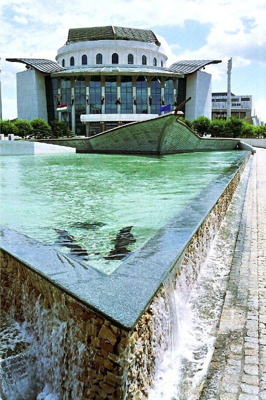 Ein Schiff wird kommen ... - Brunnenanlage vor dem Ungarischen Nationaltheater in Budapest (6. Juli 2007)