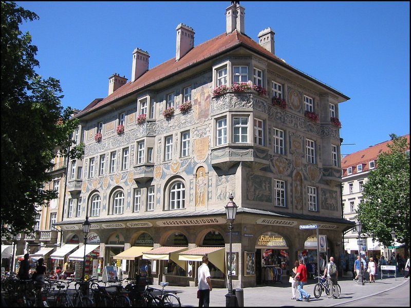 Ein schn verziertes Haus in der Mnchner Innenstadt. (Juli 2004)