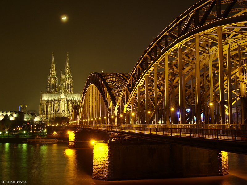 Ein schner Blick auf die Hohenzollernbrcke und dem Klner Dom, von einem Aussichtspunkt der anderen Seite aus fotografiert.
Aufgenommen am 28.02.2009.