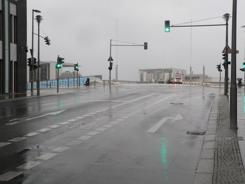 Ein sehr groer Teil tdlicher Unflle mit Radfahrern ist auf Radwege und Rechtsabbieger, hufig Lkw mit unzureichenden Spiegeln, zurckzufhren. Dabei ist der hufig ffentlich geforderte Einsatz von Dobli-Spiegeln o.. nur ein Lsungsansatz, der aber alleine nicht ausreicht. Rechtsabbiegeunflle passieren ja auch mit Pkw, auch hier sind die Folgen oft drastisch.

In Berlin Mitte werden einige Kreuzungen nun mit solchen Radverkehrsanlagen ausgestattet, in denen der geradeausfahrende Radler links von den Rechtsabbiegern fhrt. Das sieht vernnftig aus, wie es sich bewhrt, bleibt aber abzuwarten. Schumannstrae Ecke Kapelle-Ufer 21.1.2007