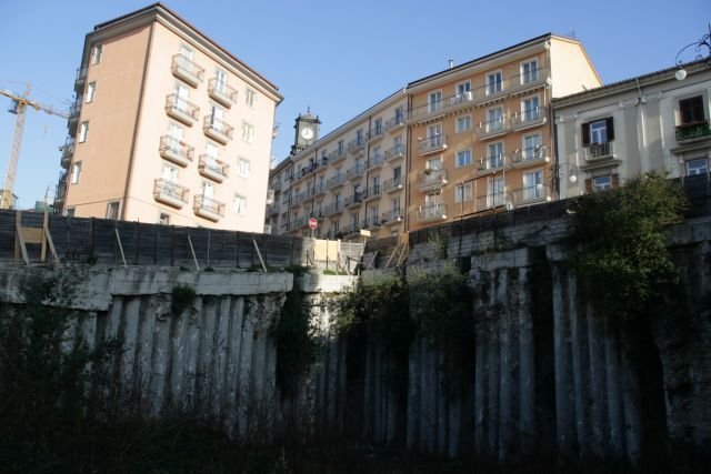 Ein sehr interessante Anblick ist die Konstruktion der erdbebensichere Bauweise in der Stadt. Hier sttzen und sichern die Betonpfeiler die Kreuzung Corso Umberto I / Via Sant Antonio Abate. Durch eine ausgehobene Baugrube wird das ganze erst sichtbar. 