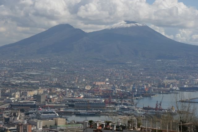 Ein sehr seltenes Foto aus Napoli. Am 09.03.2008 lag eine Schnedecke auf dem Vesuv. Daher kam der Krater schn zur Geltung. Blick ber den Hafen zum Vesuv.