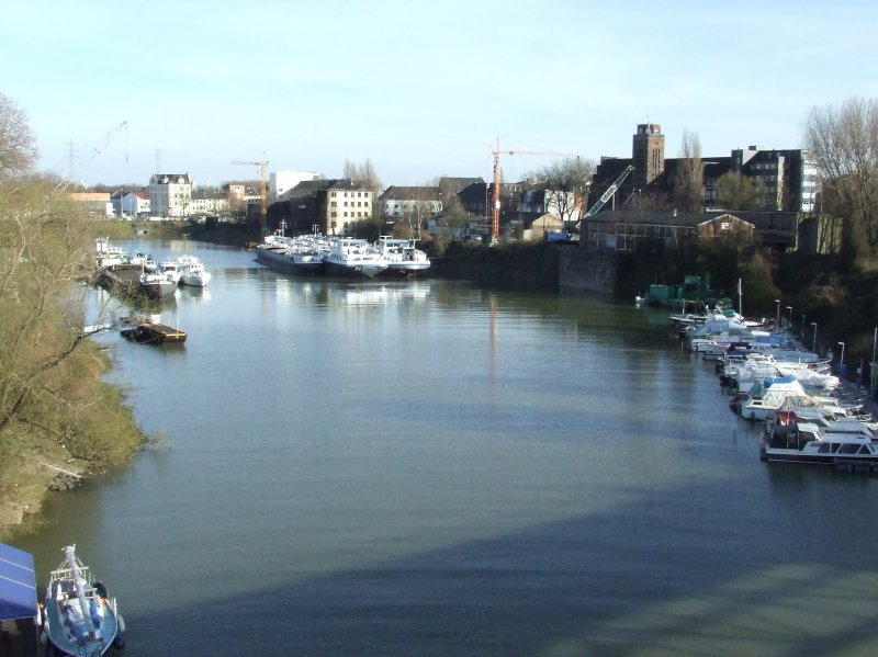 Ein Seitenbecken des Rheins im Duisburger Stadtteil  Ruhrort . Einige hundert Meter links hinter den Bumen befindet sich direkt die Bahnstation Duisburg-Ruhrort. (23.03.2008)