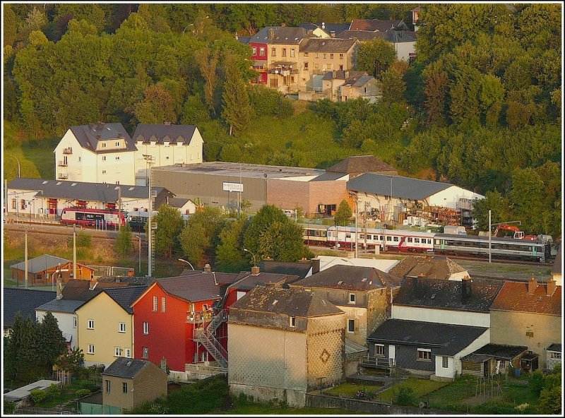 Ein Sonderzug der die Gste am 12.06.09 zu einem Konzert des alljhrlich im Juni stattfindenden Musikfestivals nach Wiltz gebracht hatte, wartete im Bahnhof auf die Rckfahrt nach Luxembourg. (Jeanny)