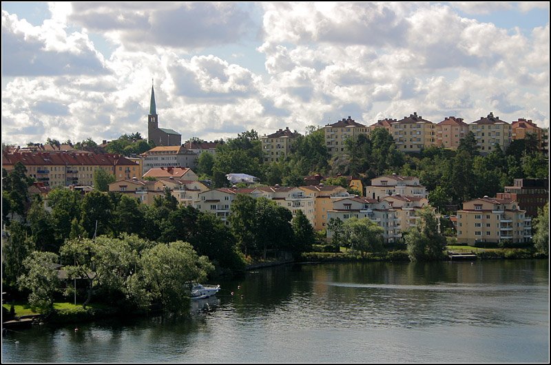 Ein Stockholmer Wohngebiet auf der Insel Stora Essingen im Mälarsee. In Stockholm ist es meist nicht weit bis zu einem Gewässer. Die Insel ist seit dem Jahr 2000 mit der Tvärbahn auch an den Stockholmer Schienennahverkehr angebunden. Das Bild wurde von der eigenes für diese Stadtbahn gebauten Alvikbrücke aufgenommen. 20.8.2007