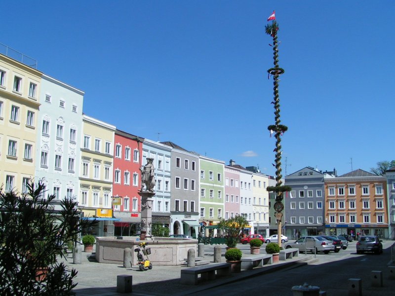 Ein vom Trachtenverein aufgestellter Maibaum schmckt den unteren Hauptplatz; 070501