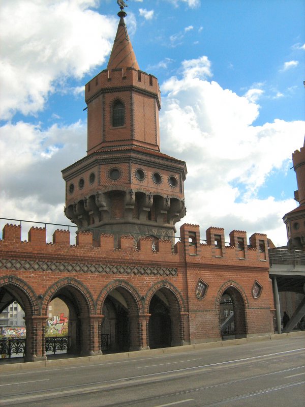 Ein Turm der Oberbaumbrcke in Berlin. Herbst 2007