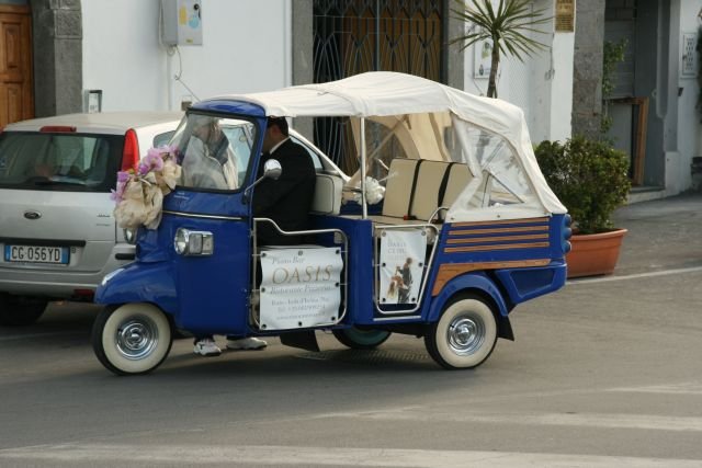 Ein typisches Micro-Taxi auf Ischia.