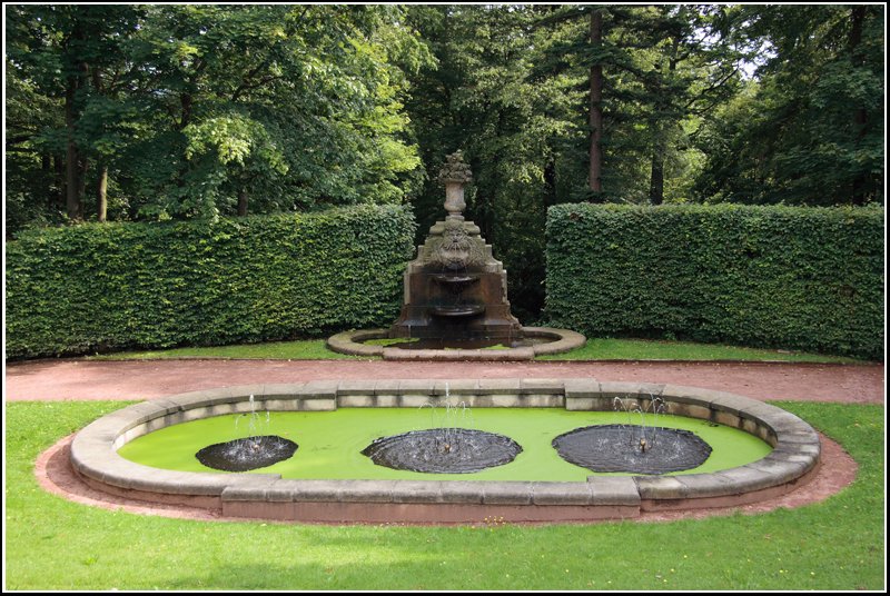 Ein ungewhnlicher Springbrunnen im Barockgarten Schloss Lichtenwalde, aufgenommen am 18.08.07.