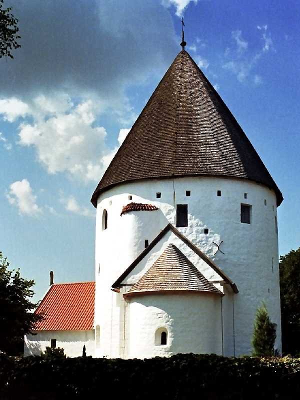 Ein Wahrzeichen Bornholms sind seine vier Rundkirchen. Hier die Olskirke (Aug. 1997)