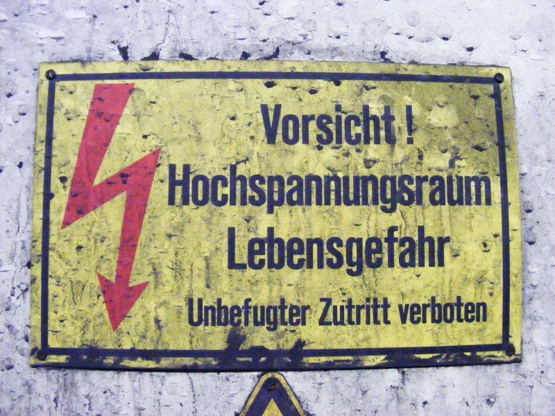 Ein Warnschild in der Kohlenwsche des Bergwerks Auguste Victoria 3/7 in Marl beim Tag der offenen Tr am 9. Mai 2009. 
