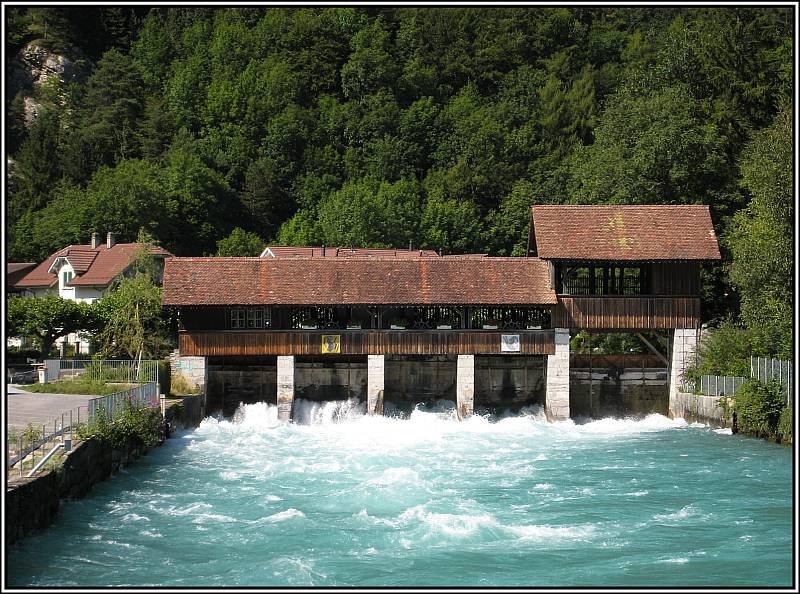 Ein Wasserwehr an der Aare in Interlaken, aufgenommen am 23.07.2008.