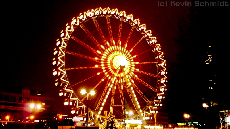 Ein weihnachtliches Riesenrad war am 22.12.2007 in direkter Nachbarschaft zum Sony Center aufgebaut.