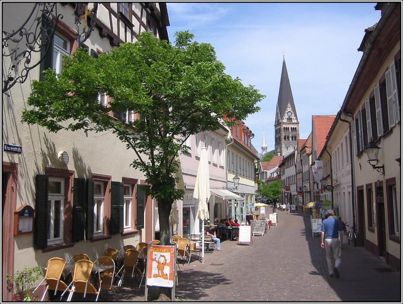 Ein weiterer Blick in eine der oft recht schmalen Straen in Ettlingen, hier die Kronenstrae. (15.05.2006)