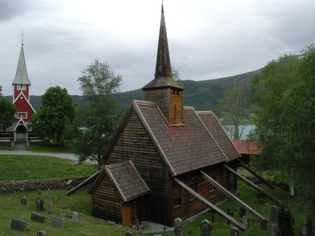 Ein weiteres Beispiel fr Stabkirchen der Region Mre og Romsdal ist die Kirche von Rdven. Wie die Ruder eines Wikingerschiffs ragen die Sttzen von den Seitenwnden der im 12. Jh erbauten Holzkirche.