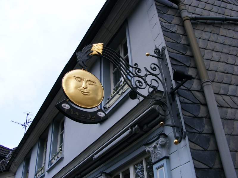 Ein Wirtshausschild am Kirchplatz in Hattingen am 15. April 2009.