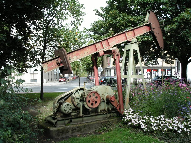 Eine alte Erdlpumpe als Denkmal in Osnabrck.