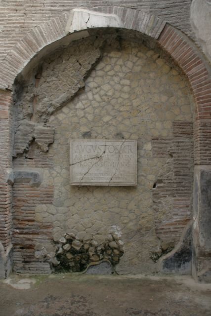 Eine antike Tafel mit Inschrift. Herculaneum, 24.02.2008
