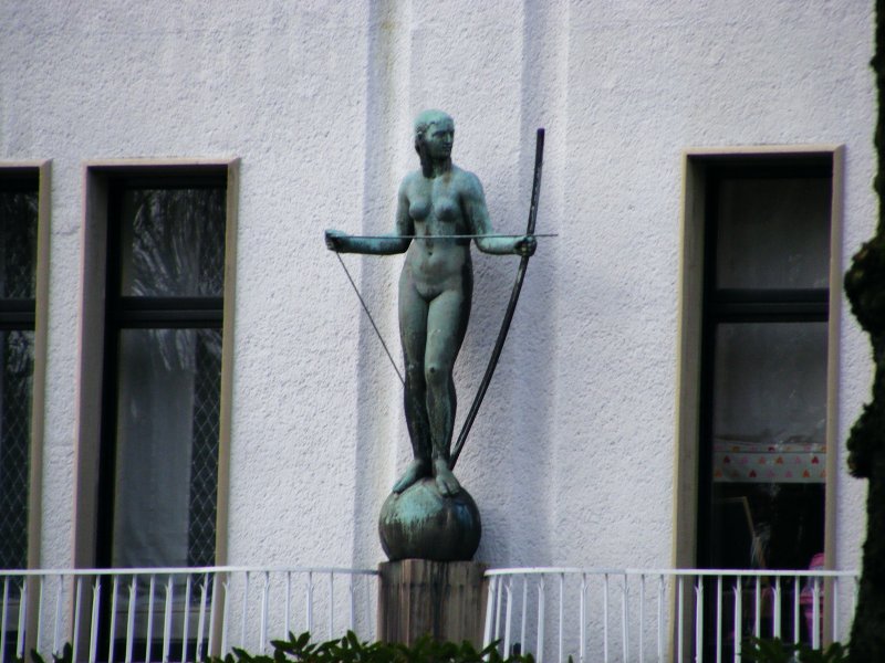 Eine Diana-Figur vor einem Haus am Bochumer Stadtpark.