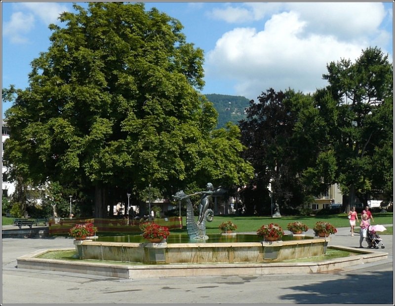 Eine dritte Figur befindet sich in diesem Springbrunnen in Vevey. 02.08.08 (Hans)