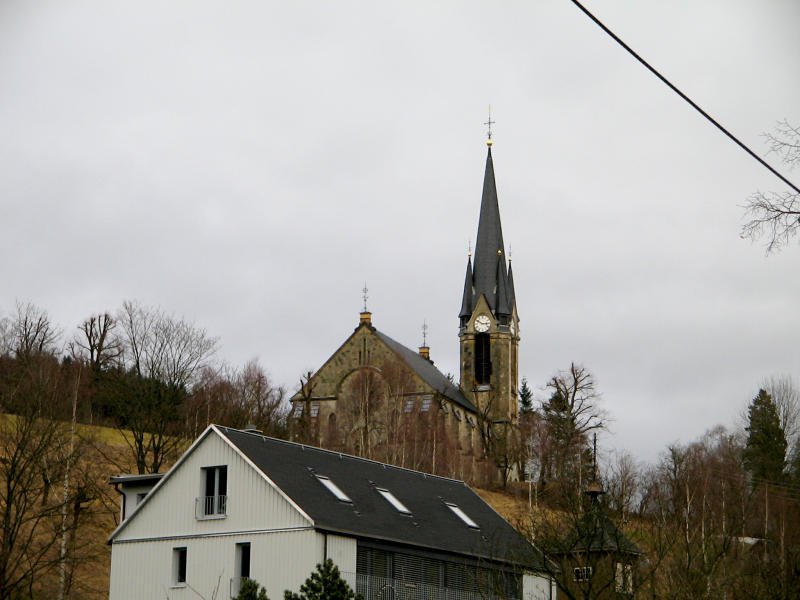 Eine dstere Kulisse. Die Rechenberger Kirche thront hoch ber den Dchern des Ortes, 20.01.08