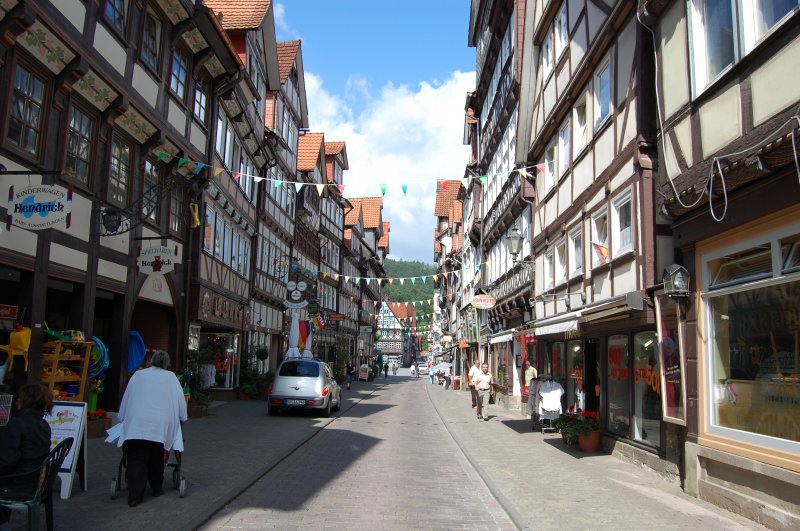 Eine der Einkaufsstraen mitten in Hann.Mnden. Was anderswo als Altstadt beschrieben wird, gilt hier fr das ganz Stdtchen