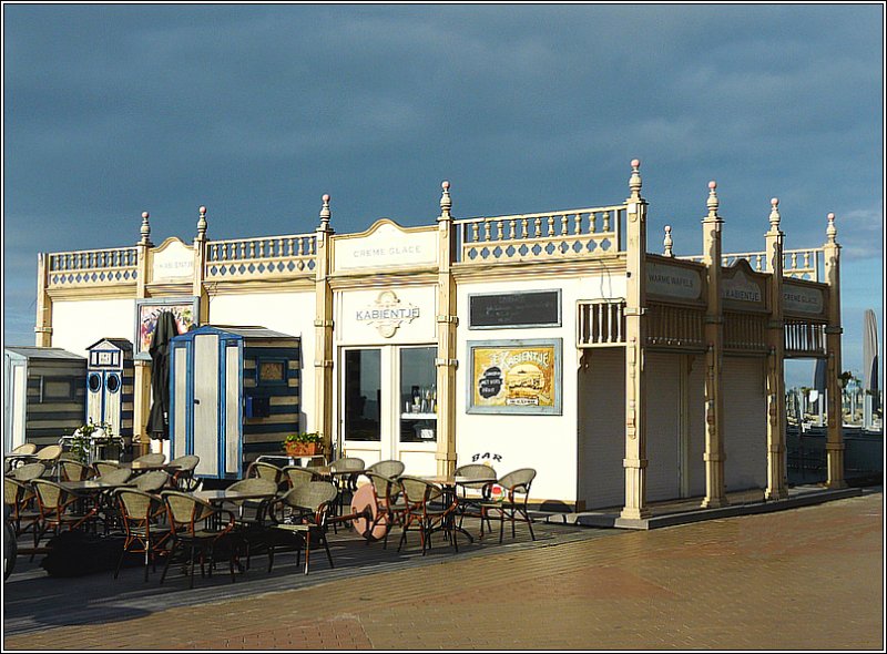 Eine Eisdiele am Zeedijk in Blankenberge. Wie man sieht, findet man an der belgischen Kste die abenteuerlichsten Baustyle. 12.09.08 (Jeanny)  