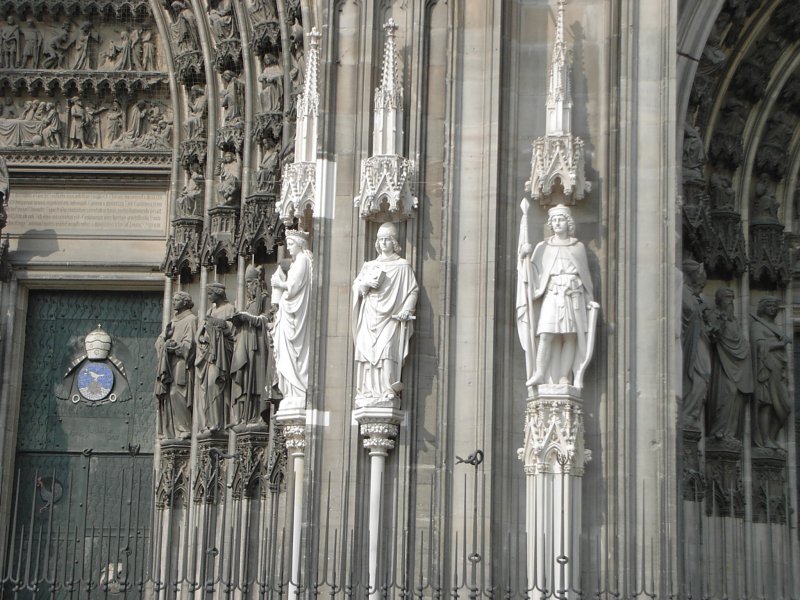 Eine Figurengruppe am Klner Dom.