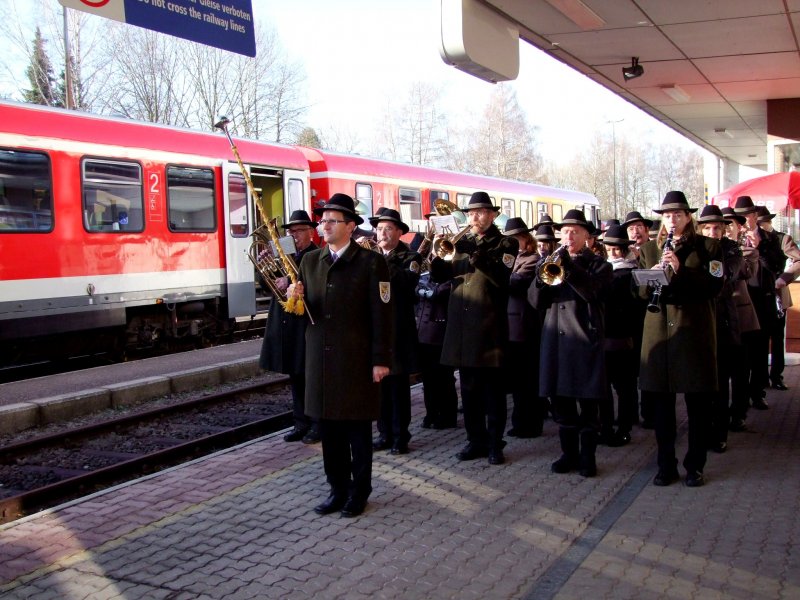 Eine Formation der Stadtkapelle Ried i.I. spielt anlsslich der Zugtaufe eines Deutschen Triebwagen, welcher nun den Namen  Stadt Ried im Innkreis  trgt; 081204