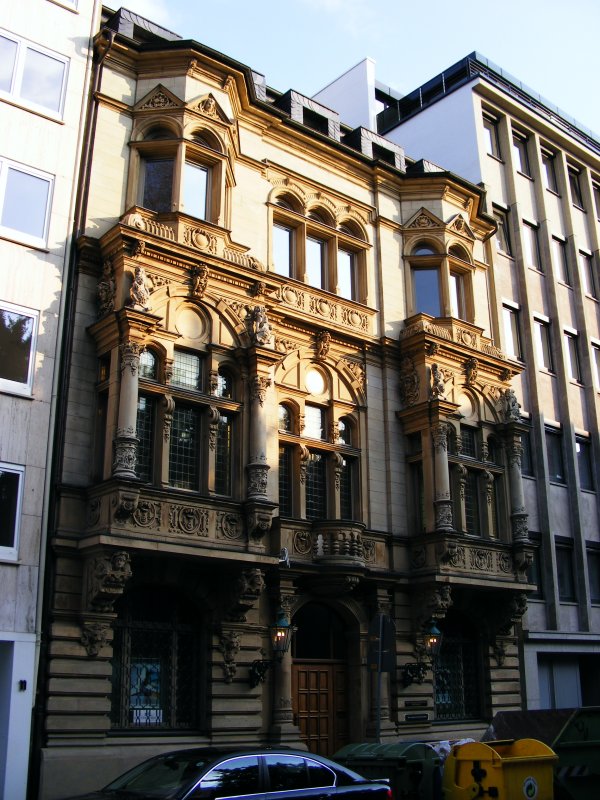 Eine Hausfassade am Martin-Luther-Platz in Dsseldorf.