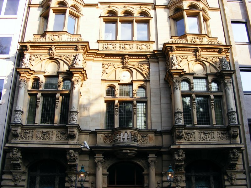 Eine Hausfassade am Martin-Luther-Platz in Dsseldorf.