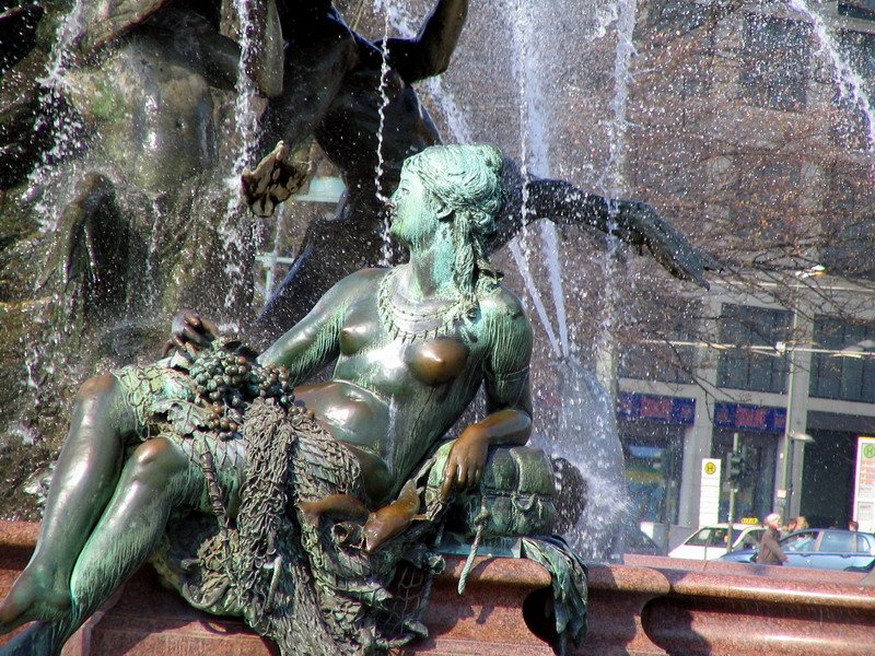 Eine der Jungfrauen vom Neptunbrunnen in Berlin am Alex