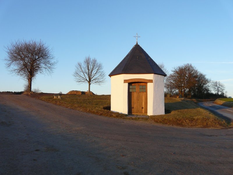 Eine kleine Kapelle in der Nähe von Merkholtz (Luxemburg) wird von den letzten Sonnenstrahlen eines kalten Wintertages in ein ganz besonderes Licht getaucht. 16.12.07
