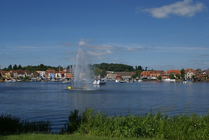 Eine kleine Perle in Mitten der  Mecklenburgischen Seenpatte ist  die  Stadt Malchow.Auf dem Foto vom 23.07.2008 zeigt sich auch das Wetter von seiner besten Seite.