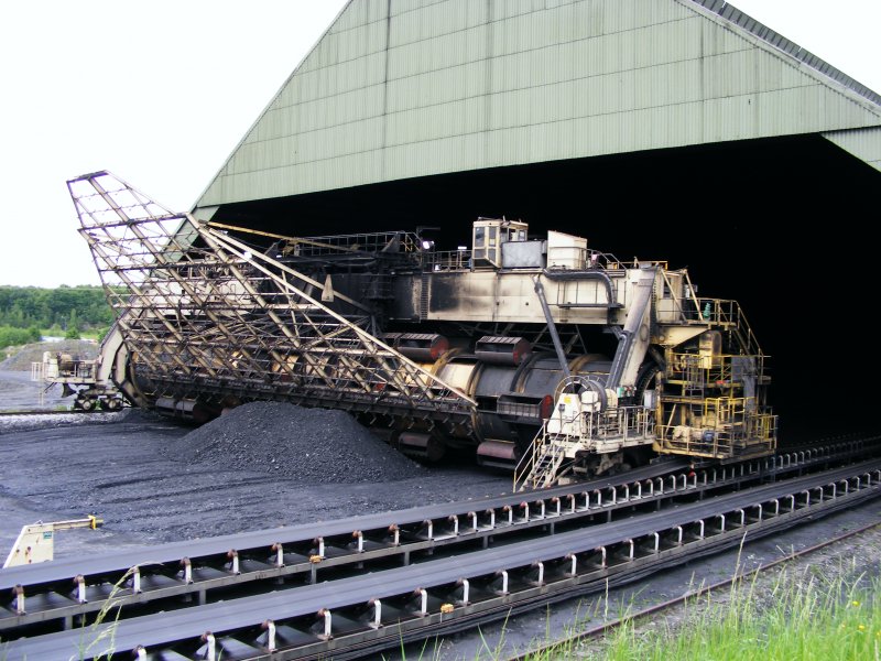 Eine Maschine fr das Umschichten von Kohlen auf einem Lagerplatz des Bergwerks Auguste Victoria 3/7 in Marl beim Tag der offenen Tr am 9. Mai 2009. 
