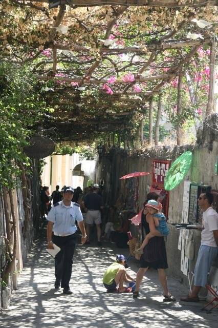 Eine mit Oleander ueberwachsene Gasse auf dem Weg vom Hafen zur Hauptstrasse.