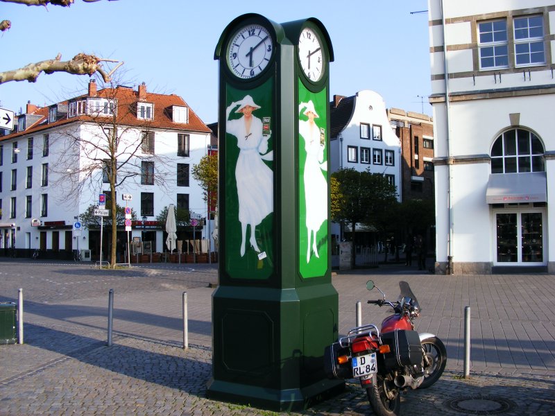 Eine Persiluhr auf dem Burgplatz in Dsseldorf.