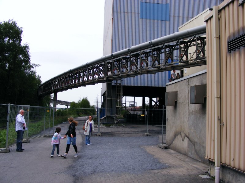 Eine Rohrbrcke auf dem Gelnde des Bergwerks Auguste Victoria 3/7 in Marl beim Tag der offenen Tr am 9. Mai 2009. 
