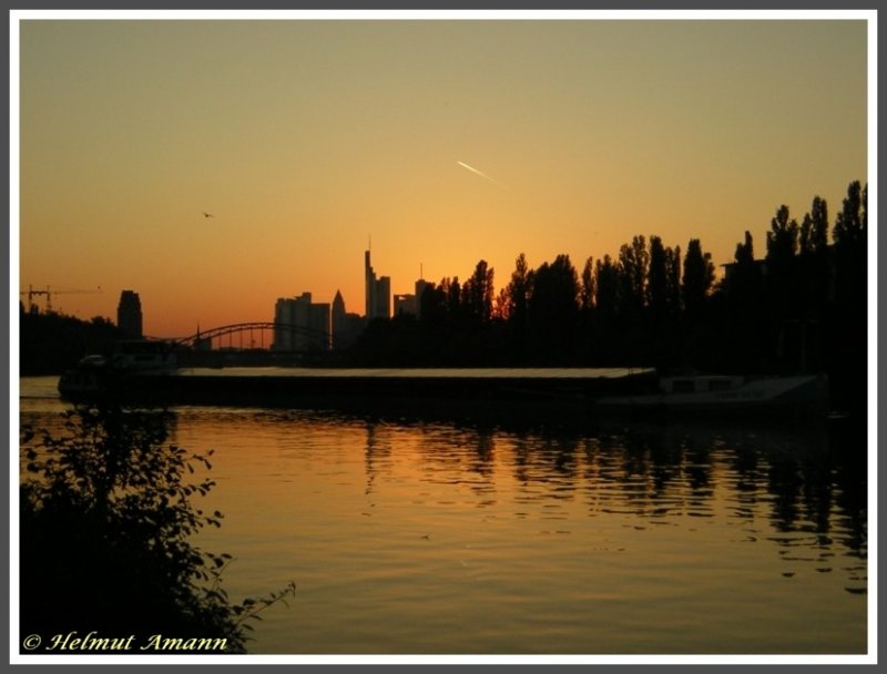 Eine Sommernacht im August 2005, am Ausflugslokal Gerbermhle bot sich am 30.08.2005 dieser Sonnenuntergang am Osthafen, mit den Schattenrissen der Deutschherrnbrcke und der markanten Hochhuser.