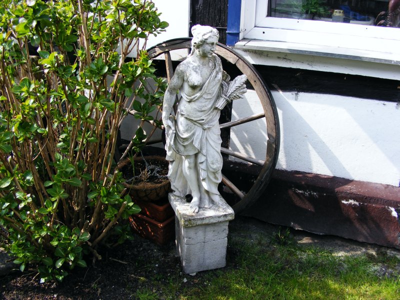 Eine Statue vor einem Haus in Herten-Westerholt.