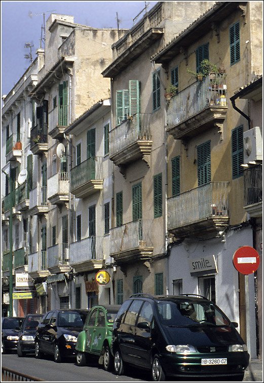 Eine Straenfassade in Palma de Mallorca. Scan vom Dia, 2005 (Matthias)