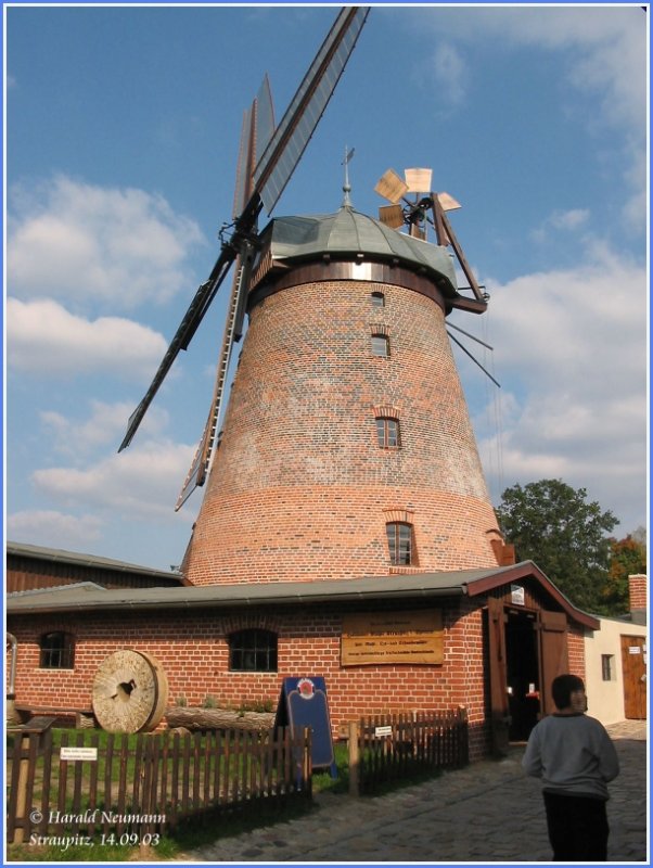 Eine tolle Dreifachmhle kann man bei einer Tour nach Straupitz im Spreewald besichtigen - ein Weg der immer lohnt. Straupitz, 14.09.03.