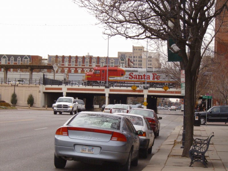 Eine der vielen parallelen Straen in Wichita. Hier eine, die die Bahnlinie nicht ber einen Bahnbergang, sondern durch eine Unterfhrung kreuzt. Auf der Bahnbrcke ist ausserdem das Wichita Railway Museum gelegen.