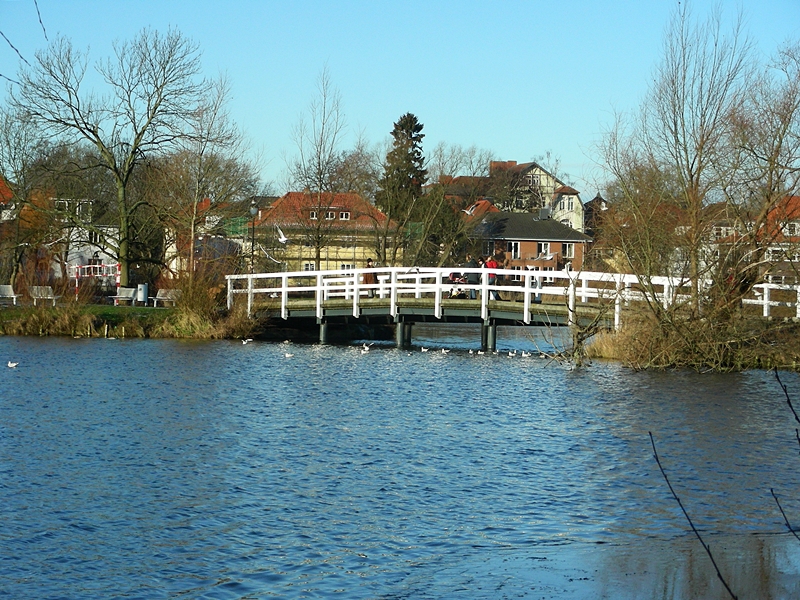 eine der weißen Brücken über den Knieper-Teich in Stralsund